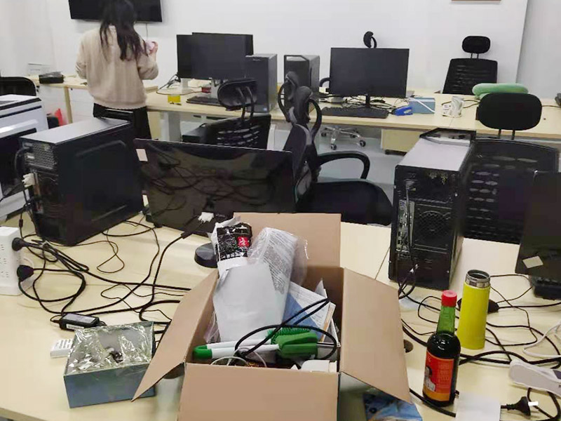 辦公室電路排線改造:首先，要想實現(xiàn)辦公室電腦和相關(guān)辦公設(shè)備信息接口的連網(wǎng)，并保證其可靈活使用性，使用穩(wěn)定性，臨時使用性，外觀美觀性。信息點的多少以及以后出現(xiàn)問題能否便于維護(hù)是進(jìn)行辦公室網(wǎng)絡(luò)布線必需要考慮的因此，而辦公室布線作為用戶的最終使用的信息點(信息插座)墻上安放的位置、使用是否方便。 然后是辦公室強弱電線的布置，辦公室里強弱電(電力電源和圖象、數(shù)據(jù)、語音)線路的走向等因素都是規(guī)劃與設(shè)計的范圍之中，因此辦公室布線網(wǎng)絡(luò)，細(xì)節(jié)決定成敗。 最后是辦公室裝修布線需要滿足各種不同模擬或數(shù)字信號的傳輸需求。