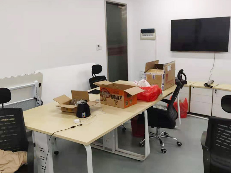 辦公室電路排線改造:首先，要想實現(xiàn)辦公室電腦和相關(guān)辦公設(shè)備信息接口的連網(wǎng)，并保證其可靈活使用性，使用穩(wěn)定性，臨時使用性，外觀美觀性。信息點的多少以及以后出現(xiàn)問題能否便于維護(hù)是進(jìn)行辦公室網(wǎng)絡(luò)布線必需要考慮的因此，而辦公室布線作為用戶的最終使用的信息點(信息插座)墻上安放的位置、使用是否方便。 然后是辦公室強弱電線的布置，辦公室里強弱電(電力電源和圖象、數(shù)據(jù)、語音)線路的走向等因素都是規(guī)劃與設(shè)計的范圍之中，因此辦公室布線網(wǎng)絡(luò)，細(xì)節(jié)決定成敗。 最后是辦公室裝修布線需要滿足各種不同模擬或數(shù)字信號的傳輸需求。