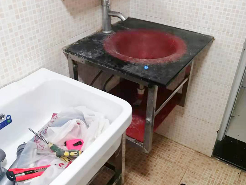 浴室柜更換安裝：掛墻式浴室柜主柜安裝方法，但是按柜子掛鐵片的孔位、孔距，量出孔在墻面上的位置。用沖擊鉆在墻面上打孔，再用已有的爆炸螺絲把柜子安裝在墻上。還有用水平尺測量柜子是否安裝水平，再把臺面盆放在柜子上面。浴室柜一般距離地面的高度是80cm-85cm，根據(jù)使用人的身高和習(xí)慣可以略做調(diào)節(jié)。 落地式浴室柜安裝方法，還有把金屬腳裝在柜體上，然后把柜子放在預(yù)設(shè)位置，調(diào)整金屬腳使柜子平穩(wěn)，再把臺面盆放上柜子上面。
