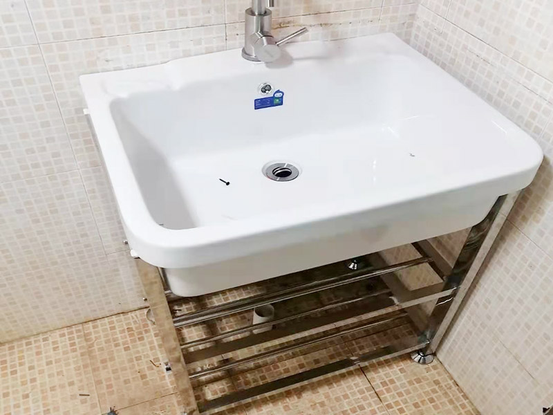 浴室柜更換安裝：掛墻式浴室柜主柜安裝方法，但是按柜子掛鐵片的孔位、孔距，量出孔在墻面上的位置。用沖擊鉆在墻面上打孔，再用已有的爆炸螺絲把柜子安裝在墻上。還有用水平尺測量柜子是否安裝水平，再把臺面盆放在柜子上面。浴室柜一般距離地面的高度是80cm-85cm，根據(jù)使用人的身高和習(xí)慣可以略做調(diào)節(jié)。 落地式浴室柜安裝方法，還有把金屬腳裝在柜體上，然后把柜子放在預(yù)設(shè)位置，調(diào)整金屬腳使柜子平穩(wěn)，再把臺面盆放上柜子上面。