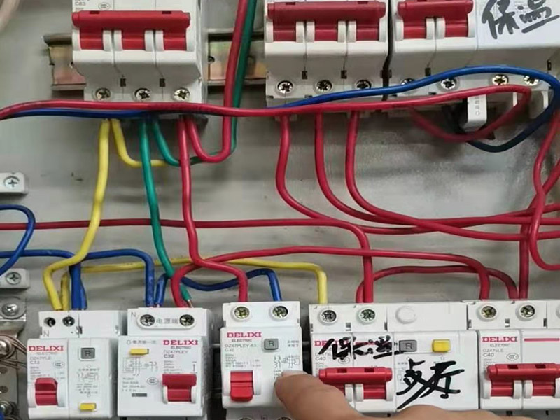 電路改造燈具安裝：開始進行房頂?shù)臏y量，進行找中就是房間的正中，一般都有房屋基礎(chǔ)留的電線盒，但是他只是大概的中，需要我們進行南北東西的測量找出房頂?shù)恼?。將燈具的固定底座的中心與房頂找的中心重合，然后底座固定的點位就是固定螺栓的點位，然后打眼，打眼現(xiàn)在一般的重的燈（超過10斤）/客廳燈用鐵膨脹螺栓10號轉(zhuǎn)頭打眼；如果是比較輕的燈用塑料脹管即可8號轉(zhuǎn)頭打眼。將電線與頂上的電線接上，然后試一下效果，可以得話，將底座固定好后，將燈掛上完成。