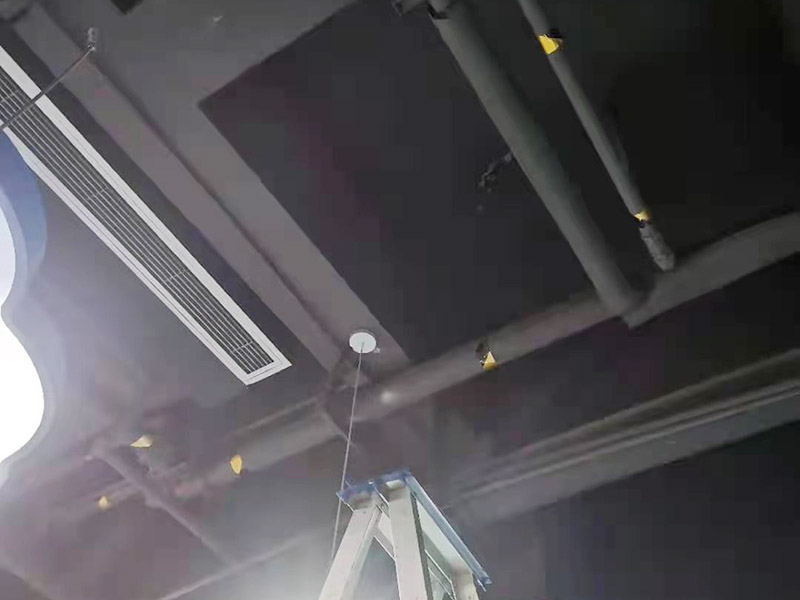 電路改造燈具安裝：開始進行房頂?shù)臏y量，進行找中就是房間的正中，一般都有房屋基礎(chǔ)留的電線盒，但是他只是大概的中，需要我們進行南北東西的測量找出房頂?shù)恼?。將燈具的固定底座的中心與房頂找的中心重合，然后底座固定的點位就是固定螺栓的點位，然后打眼，打眼現(xiàn)在一般的重的燈（超過10斤）/客廳燈用鐵膨脹螺栓10號轉(zhuǎn)頭打眼；如果是比較輕的燈用塑料脹管即可8號轉(zhuǎn)頭打眼。將電線與頂上的電線接上，然后試一下效果，可以得話，將底座固定好后，將燈掛上完成。