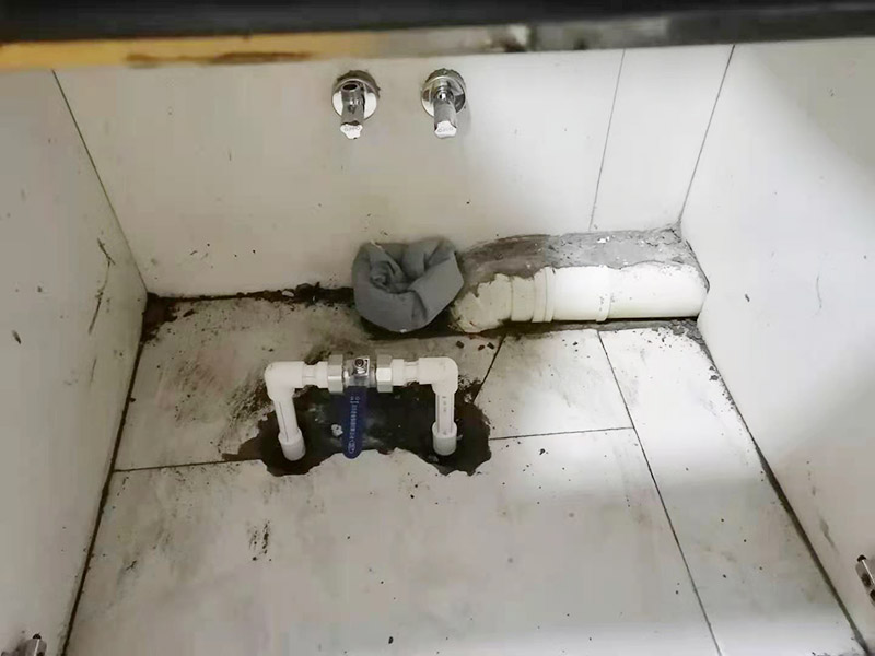 水槽下水管維修更換：首先，要檢查地板和屋頂是否有漏水的縫隙，廚衛(wèi)地面也要做蓄水相關(guān)的實(shí)驗(yàn)，確定不漏水之后，再檢查水管及配件是否有破損、是否牢固。安裝溢水孔的下水管。溢水孔是避免水槽向外溢水的保護(hù)孔，所以要注意其與槽體銜接處的密封性，確保溢水孔的下水管自身不漏水。安裝整體的排水管。當(dāng)遇到兩個(gè)過(guò)濾籃的水槽，且兩個(gè)下水管之間的距離有近遠(yuǎn)，就需要對(duì)水管進(jìn)行切割作業(yè)，要十分留意的是每個(gè)接口的密封性。