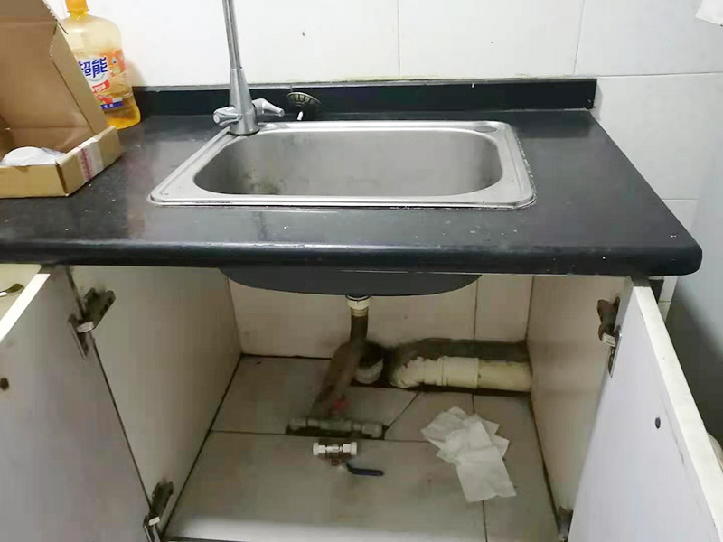 水槽下水管維修更換：首先，要檢查地板和屋頂是否有漏水的縫隙，廚衛(wèi)地面也要做蓄水相關(guān)的實(shí)驗(yàn)，確定不漏水之后，再檢查水管及配件是否有破損、是否牢固。安裝溢水孔的下水管。溢水孔是避免水槽向外溢水的保護(hù)孔，所以要注意其與槽體銜接處的密封性，確保溢水孔的下水管自身不漏水。安裝整體的排水管。當(dāng)遇到兩個(gè)過(guò)濾籃的水槽，且兩個(gè)下水管之間的距離有近遠(yuǎn)，就需要對(duì)水管進(jìn)行切割作業(yè)，要十分留意的是每個(gè)接口的密封性。