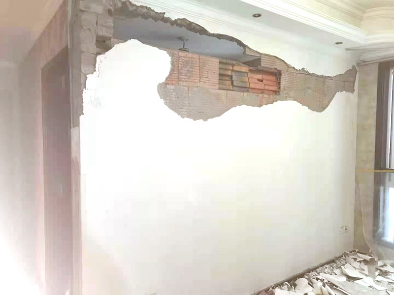 頂、墻、地拆除時石膏板、鋁扣板吊頂拆除要安順序一塊一塊拆掉;隔墻拆除時嚴(yán)禁采用掏掘或推倒的方法，我們應(yīng)該要用手錘一塊一塊拆。燈具拆除前首先由水電專業(yè)工人斷掉水電總閘，將潔具、燈具、散熱器拆除，在拆除燈具前將線頭用絕緣膠布包好以防漏電。拆除門、門套時由木工將木門及窗簾桿用螺絲刀然后用撬桿將門套等拆除。