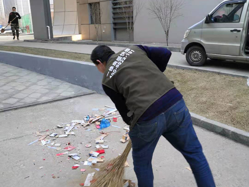 室外裝飾拆除維修：如果是有電梯的房子裝修拆除的話，要做好電梯間的保護(hù)工作，避免影響一整棟樓的環(huán)境。弄一些夾板或者真珠板材來保護(hù)電梯間，從電梯間到房門的走廊倪也鋪設(shè)一些瓦楞紙或者真珠板，避免使用推車的時(shí)候損壞地面。 如果對(duì)于屋子里的地板不需要進(jìn)行裝修拆除的話，就需要考慮到保護(hù)的問題了。要在地板上鋪一層夾板加上一層真珠板，以免重物敲擊或者是顏色滲透。如果原本房?jī)?nèi)的家具不好搬出去則需要考慮用一層氣泡紙包裹起來，然后加一層棉被才能比較穩(wěn)妥的保護(hù)好，倪是都不好要留在現(xiàn)場(chǎng)，至于燈具、空調(diào)和熱水器等倪還是拆掉，完工之后再裝回來。