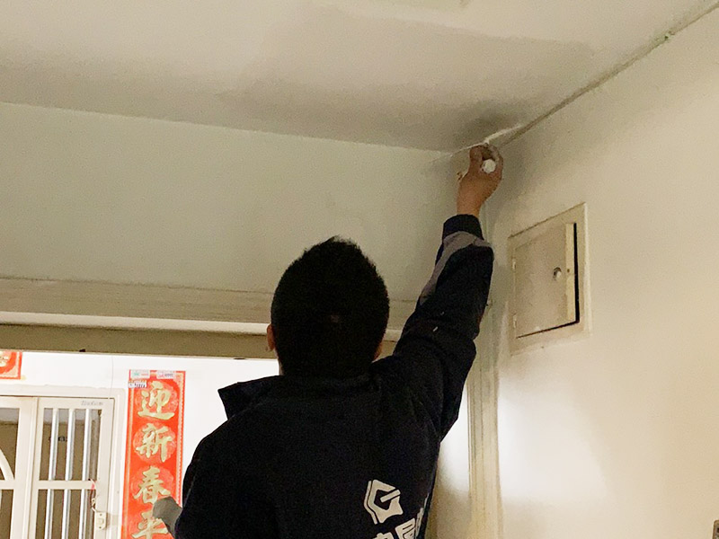 頂面局部修補(bǔ)維修：墻面修補(bǔ)，一定要做好基層的處理，如果您家是二次裝修墻面時(shí)，沒有將以前的老墻的墻皮鏟除干凈，或者是只鏟除了表層的膩?zhàn)?，那么修補(bǔ)墻面時(shí)，是會(huì)遺留下高低不平的部分墻皮的，此后，要是接著上刷界面劑或者膩?zhàn)?，那么很可能就?huì)導(dǎo)致新刷的墻面出現(xiàn)開裂的情況。舊房要是在長期使用中受到了來自外界的沖擊或者震動(dòng)，是有可能造成局部墻面基層與墻體脫離的。
