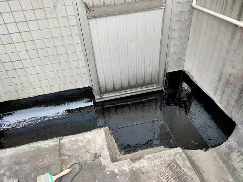 屋頂墻角刷防水：首先將屋頂?shù)睦媲宄?、尋找裂縫，在屋里觀察墻角、墻面起皮的、發(fā)霉的部位相對應(yīng)的屋頂基本上就是漏雨的地方，將防水膠灌入裂縫、在其上面覆蓋一層油氈布用刷子刷勻盡量別起鼓。然后將液體瀝青均勻刷在屋頂平面上面覆蓋一層油氈布，用火槍烤油氈布，使其緊緊粘在一起。在刷液體瀝青在覆蓋油氈布用火槍使其緊粘在一起。技術(shù)好的話可以做個排水坡，讓雨水順著排水坡或滴水檐迅速排出減少雨水對屋面的沖擊浸泡。