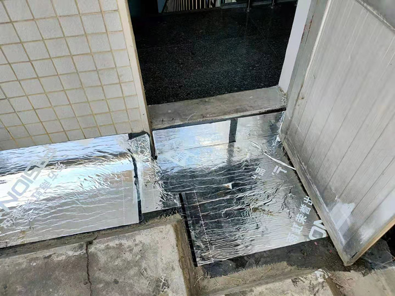 屋頂墻角刷防水：首先將屋頂?shù)睦媲宄?、尋找裂縫，在屋里觀察墻角、墻面起皮的、發(fā)霉的部位相對應(yīng)的屋頂基本上就是漏雨的地方，將防水膠灌入裂縫、在其上面覆蓋一層油氈布用刷子刷勻盡量別起鼓。然后將液體瀝青均勻刷在屋頂平面上面覆蓋一層油氈布，用火槍烤油氈布，使其緊緊粘在一起。在刷液體瀝青在覆蓋油氈布用火槍使其緊粘在一起。技術(shù)好的話可以做個排水坡，讓雨水順著排水坡或滴水檐迅速排出減少雨水對屋面的沖擊浸泡。