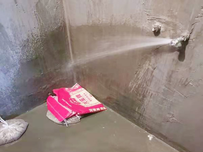 浴室防水閉水試驗：閉水試驗也叫蓄水試驗，要放滿水，水要有足夠容積。 蓄水試驗的蓄水深度應不小于20毫米，蓄水高度一般為30～40毫米，蓄水時間不得低于24小時，移步樓下，觀察樓下樓頂有無漏水現(xiàn)象，無漏水現(xiàn)象視為合格。 一般在屋面、衛(wèi)生間或有防水要求的房間做此試驗。蓄水試驗的前期每1小時應到樓下檢查一次，后期每2～3小時到樓下檢查一次。若發(fā)現(xiàn)漏水情況，則應立即停止蓄水試驗，重新進行防水層完善處理，處理合格后再進行蓄水試驗。