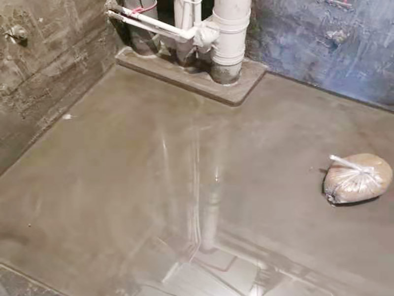 浴室防水閉水試驗：閉水試驗也叫蓄水試驗，要放滿水，水要有足夠容積。 蓄水試驗的蓄水深度應不小于20毫米，蓄水高度一般為30～40毫米，蓄水時間不得低于24小時，移步樓下，觀察樓下樓頂有無漏水現(xiàn)象，無漏水現(xiàn)象視為合格。 一般在屋面、衛(wèi)生間或有防水要求的房間做此試驗。蓄水試驗的前期每1小時應到樓下檢查一次，后期每2～3小時到樓下檢查一次。若發(fā)現(xiàn)漏水情況，則應立即停止蓄水試驗，重新進行防水層完善處理，處理合格后再進行蓄水試驗。