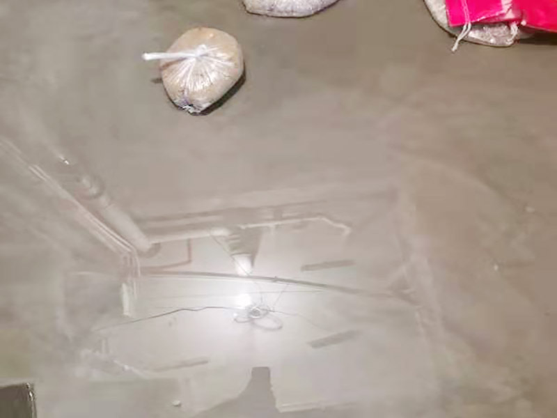 浴室防水閉水試驗：閉水試驗也叫蓄水試驗，要放滿水，水要有足夠容積。 蓄水試驗的蓄水深度應不小于20毫米，蓄水高度一般為30～40毫米，蓄水時間不得低于24小時，移步樓下，觀察樓下樓頂有無漏水現(xiàn)象，無漏水現(xiàn)象視為合格。 一般在屋面、衛(wèi)生間或有防水要求的房間做此試驗。蓄水試驗的前期每1小時應到樓下檢查一次，后期每2～3小時到樓下檢查一次。若發(fā)現(xiàn)漏水情況，則應立即停止蓄水試驗，重新進行防水層完善處理，處理合格后再進行蓄水試驗。