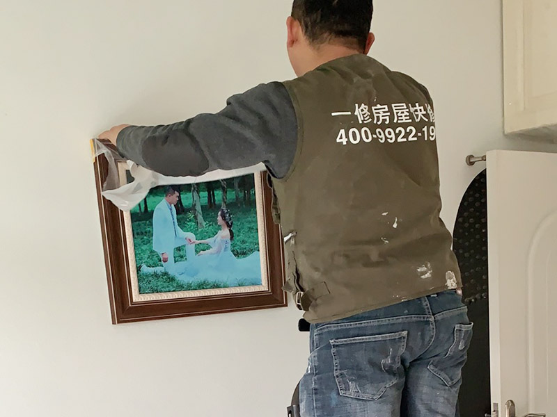 家具裝飾品成品保護(hù)：1、做好入戶門(mén)保護(hù) 　　各類(lèi)裝修物料的進(jìn)場(chǎng)、建筑裝修垃圾的清理都必須經(jīng)過(guò)入戶門(mén)。在對(duì)物品進(jìn)行搬運(yùn)時(shí)，難免會(huì)與入戶門(mén)發(fā)生磕碰及摩擦。因此，在進(jìn)行成品保護(hù)時(shí)，我們首先要做好入戶門(mén)的保護(hù)。 　　建議，在裝修開(kāi)工前知道家具家電進(jìn)場(chǎng)，都應(yīng)當(dāng)使用成品保護(hù)膜將入戶門(mén)進(jìn)行包裹。 　　2、做好水電改造期間的成品保護(hù) 　　水電改造是基礎(chǔ)裝修，水電裝修的質(zhì)量好壞，直接決定著后期的施工和使用。因此，在進(jìn)行水電改造時(shí)，同樣需要做好成品保護(hù)工作。水電改造完成后，應(yīng)當(dāng)對(duì)各種管線進(jìn)行規(guī)范的固定，以防脫落;對(duì)裸露的線頭要進(jìn)行包裹，以防發(fā)生觸電的危險(xiǎn);做好地面裸線管的固定和保護(hù)，防止被踩壞。同時(shí)，在搬運(yùn)物料時(shí)，也不要破壞地面鋪設(shè)的管線。 　　3、做好瓷磚、地板的鋪貼保護(hù) 　　進(jìn)行裝修施工時(shí)，磁環(huán)邊鋪邊勾縫，在崗鋪設(shè)的瓷磚、地板上堆放雜物、走動(dòng)踩踏，地板沒(méi)有使用成品保護(hù)膜覆蓋等都會(huì)影響瓷磚及地板的鋪貼效果，使瓷磚出現(xiàn)施工質(zhì)量問(wèn)題。