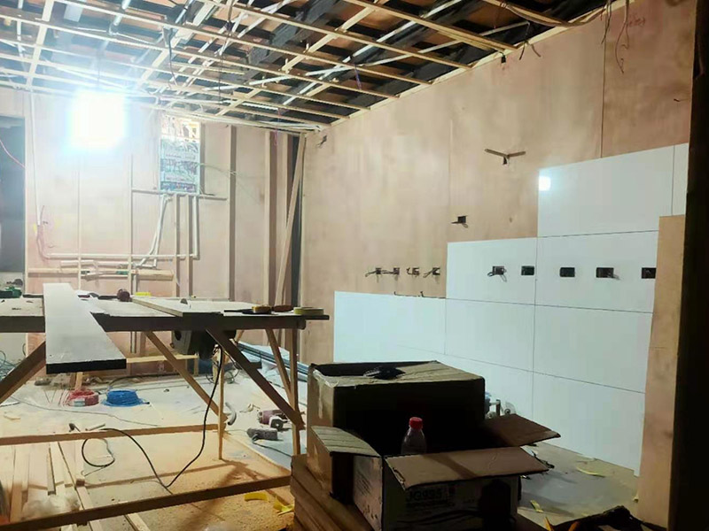 門店木工施工現(xiàn)場:首先應(yīng)該搭建木作施工臺。木作施工臺用于板材的切割板，板材的造型，板材的平整度處理等等。門窗的制作包括門窗套制作、門窗制作。要特別注意門窗扇與框之間的縫隙不能太大，以及門窗套與門窗的色差等。木作表層封裝木制品制作完成后，對其表面進行細節(jié)封裝。木作表層封裝通常就要用到各種各樣的家裝板材，特別注意板材的選購。