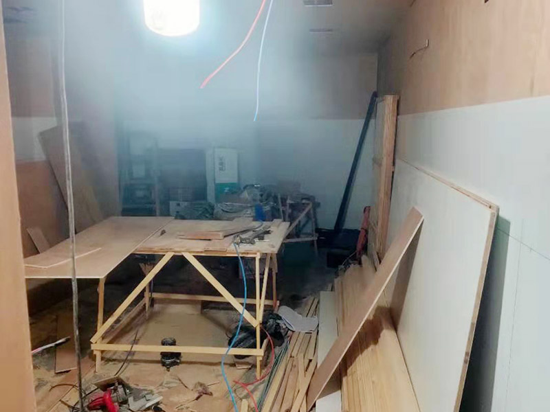 門店木工施工現(xiàn)場:首先應(yīng)該搭建木作施工臺。木作施工臺用于板材的切割板，板材的造型，板材的平整度處理等等。門窗的制作包括門窗套制作、門窗制作。要特別注意門窗扇與框之間的縫隙不能太大，以及門窗套與門窗的色差等。木作表層封裝木制品制作完成后，對其表面進行細節(jié)封裝。木作表層封裝通常就要用到各種各樣的家裝板材，特別注意板材的選購。