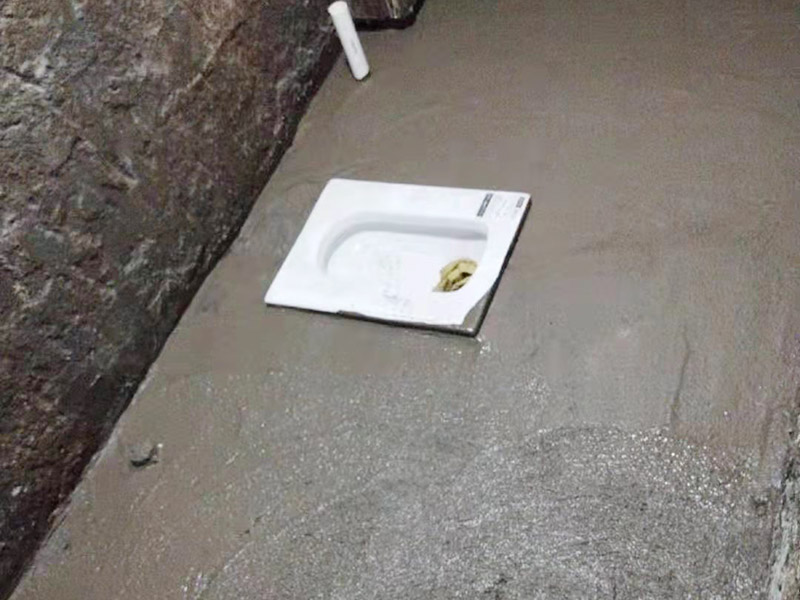 衛(wèi)生間防水找平：鏟除原有的墻磚和地磚，這個(gè)步驟主要是針對老房二次裝修的，如果是新房可以跳過這個(gè)步驟，一般使用灰刀就可以，刮板也可以將原有的地磚鏟除掉。衛(wèi)生間的防水通常是水電改完后進(jìn)行的，所以做防水前一定要封堵好下水管道，以免堵塞，小型的水管采用管用螺母封堵，大型的下水管道（如馬桶下水管道）采用pvc纏繞膜進(jìn)行封堵。找平為地面抹灰處理，灰漿水泥和沙子的比例為1:2.5-1:3之間，注意，找平的厚度不要超過3cm。水平和垂直的誤差要控制在5mm以內(nèi)。 首先墻面將水電改造開槽用水泥封堵基層清理，細(xì)部附加層施工，在管根、地漏、陰陽角、等容易漏水的薄弱部位均勻涂刷，涂刷防水涂料兩遍，縱向橫向各涂刷一遍，做保護(hù)層，待防水干燥后放水做48小時(shí)閉水試驗(yàn)。
