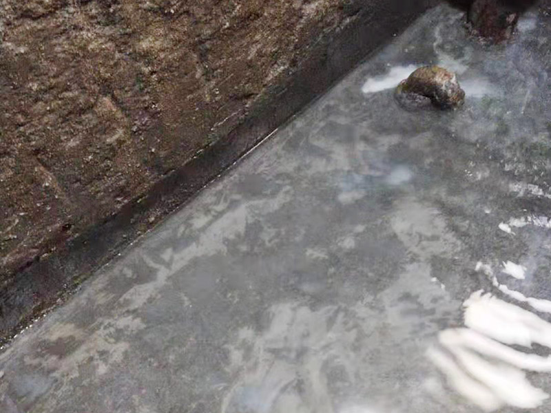 衛(wèi)生間防水找平：鏟除原有的墻磚和地磚，這個(gè)步驟主要是針對老房二次裝修的，如果是新房可以跳過這個(gè)步驟，一般使用灰刀就可以，刮板也可以將原有的地磚鏟除掉。衛(wèi)生間的防水通常是水電改完后進(jìn)行的，所以做防水前一定要封堵好下水管道，以免堵塞，小型的水管采用管用螺母封堵，大型的下水管道（如馬桶下水管道）采用pvc纏繞膜進(jìn)行封堵。找平為地面抹灰處理，灰漿水泥和沙子的比例為1:2.5-1:3之間，注意，找平的厚度不要超過3cm。水平和垂直的誤差要控制在5mm以內(nèi)。 首先墻面將水電改造開槽用水泥封堵基層清理，細(xì)部附加層施工，在管根、地漏、陰陽角、等容易漏水的薄弱部位均勻涂刷，涂刷防水涂料兩遍，縱向橫向各涂刷一遍，做保護(hù)層，待防水干燥后放水做48小時(shí)閉水試驗(yàn)。