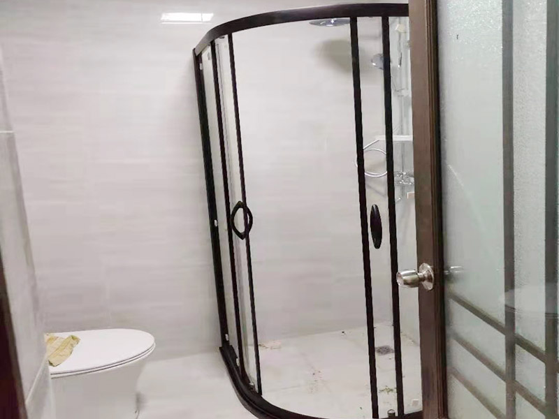 浴室貼磚裝修:把還沒有涂抹水泥的地磚鋪在地上，把它們敲平，然后在地磚上涂滿水泥，鋪在地面，保持四塊磚的對角位置對齊。 鋪瓷磚的順序其實(shí)也是有不少講究的，鋪地磚的時(shí)候應(yīng)該從內(nèi)向外貼，遇到坡度或者有地漏的地方，還要注意排水方向找坡；墻面磚的鋪貼應(yīng)該從下向上進(jìn)行。為了最后的鋪貼效果美觀，最底層的瓷磚要最后貼；墻面磚鋪貼結(jié)束以后還要壓地磚。 這里要注意的是，貼瓷磚的時(shí)候不能一面墻貼到頂，否則由于瓷磚較重容易引起脫落。鋪好了地磚盡量不要去踩。 因?yàn)榇纱u本身有許多小孔，吸水能力強(qiáng)，干燥的瓷磚會(huì)吸干水泥的水分.