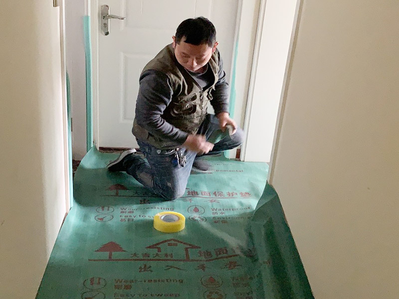 走廊地面成品保護(hù)：成品 保護(hù)的目的 為加快先進(jìn)技術(shù)與現(xiàn)代管理方法和手段在項(xiàng)目的運(yùn)用，努力降低成本，提高工程質(zhì)量，確保全面實(shí)現(xiàn)對業(yè)主的承諾。施工現(xiàn)場隨著施工進(jìn)行，成品保護(hù)工作顯得尤為重要，做好成品保護(hù)工作，是在施工過程中要對已完工分項(xiàng)進(jìn)行保護(hù)，否則一旦造成損壞，將會增加修復(fù)工作，帶來工、料浪費(fèi)、工期拖延及經(jīng)濟(jì)損失。因此成品保護(hù)是施工管理重要組織部分，是保證施工生產(chǎn)順利進(jìn)行的主要環(huán)節(jié)。