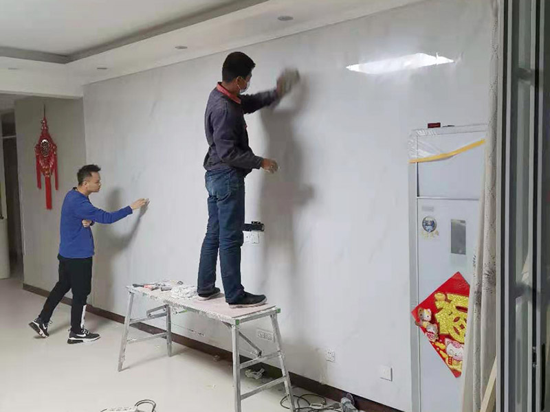 墻磚翻新成品保護(hù)：瓷磚、地板的鋪裝，也屬于基礎(chǔ)裝修的部分，經(jīng)常發(fā)現(xiàn)瓷磚施工時和施工后都沒有做成品保護(hù)工作，具體的表現(xiàn)有：瓷磚邊鋪邊勾縫，在剛鋪的瓷磚、地板上堆放雜物、剛鋪的瓷磚就在上面走動踩踏，地面瓷磚、地板沒有使用成品保護(hù)膜覆蓋等，這些都會影響瓷磚的鋪貼效果，造成瓷磚的施工質(zhì)量問題。 1、墻地面瓷磚，在鋪貼未干固的情況下，不要急于勾縫，以免人為地造成瓷磚松動、高低不平，影響施工效果。 2、地面瓷磚干固前，不要在上面走動、堆放雜物，以免造成瓷磚松動、高低不平。 3、地面瓷磚鋪貼完后，好使用成品保護(hù)膜覆蓋磚面，既可以防止裝修時的沙子磨傷地面，同時也能有效地防止油漆涂料等有色液體滴落磚面，造成地面污染。