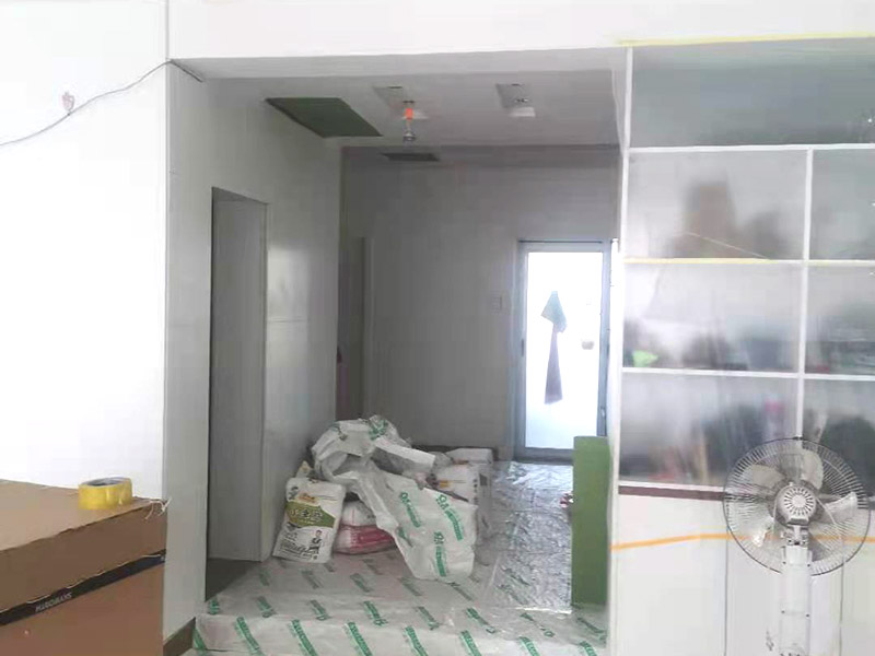 墻磚翻新成品保護(hù)：瓷磚、地板的鋪裝，也屬于基礎(chǔ)裝修的部分，經(jīng)常發(fā)現(xiàn)瓷磚施工時和施工后都沒有做成品保護(hù)工作，具體的表現(xiàn)有：瓷磚邊鋪邊勾縫，在剛鋪的瓷磚、地板上堆放雜物、剛鋪的瓷磚就在上面走動踩踏，地面瓷磚、地板沒有使用成品保護(hù)膜覆蓋等，這些都會影響瓷磚的鋪貼效果，造成瓷磚的施工質(zhì)量問題。 1、墻地面瓷磚，在鋪貼未干固的情況下，不要急于勾縫，以免人為地造成瓷磚松動、高低不平，影響施工效果。 2、地面瓷磚干固前，不要在上面走動、堆放雜物，以免造成瓷磚松動、高低不平。 3、地面瓷磚鋪貼完后，好使用成品保護(hù)膜覆蓋磚面，既可以防止裝修時的沙子磨傷地面，同時也能有效地防止油漆涂料等有色液體滴落磚面，造成地面污染。