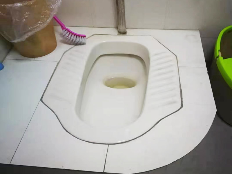蹲便改坐便地面補(bǔ)瓷磚：干鋪法是將沙子和水泥按照3：1的比例混合后兌少量的水，使水泥和沙子混合到可以用手攥成團(tuán)的黏稠度。將混合好的沙子水泥鋪在地面上，用一個(gè)平板把表面摸平。在瓷磚背面抹上黏稠度非常高的水泥，把瓷磚放到地面上，用橡皮錘敲實(shí)就完成了,主要用于地面瓷磚的鋪裝. 濕鋪法，是將沙子和水泥按照2：1的比例混合后兌水和好，水的量要多一些，使沙子和水泥的黏稠度高一些。然后涂抹到用水浸泡好的瓷磚背面貼到墻面上。濕鋪發(fā)主要應(yīng)用與墻面。