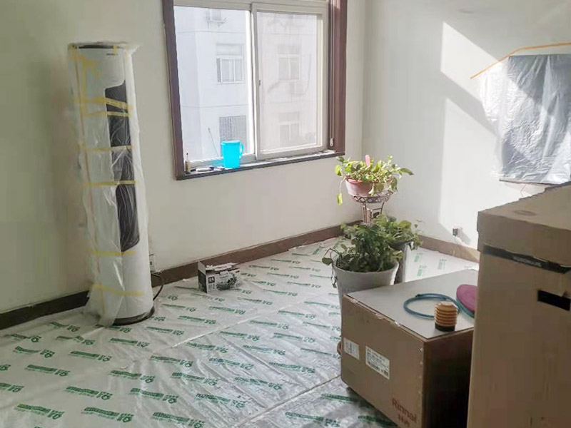 鏟墻皮成品保護(hù)：首先要將墻面全部用水浸濕，一般會使用滾輪將墻面滾一遍水，在要鏟的地方不斷地滾動，這樣大約過十幾分鐘，就開始用鏟子鏟剛才滾濕的地方。要一層一層地鏟，這當(dāng)中可能會遇到乳膠漆層，或者膠水層，還有膩?zhàn)訉印Ｈ绻龅搅艘恍┓浪佔(zhàn)硬缓门脑捑托枰蚰C(jī)了。