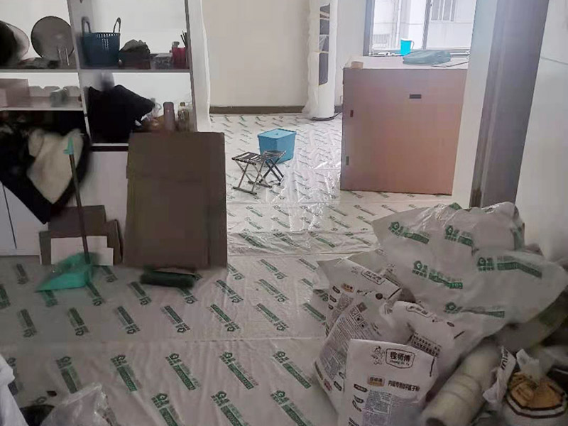 鏟墻皮成品保護(hù)：首先要將墻面全部用水浸濕，一般會使用滾輪將墻面滾一遍水，在要鏟的地方不斷地滾動，這樣大約過十幾分鐘，就開始用鏟子鏟剛才滾濕的地方。要一層一層地鏟，這當(dāng)中可能會遇到乳膠漆層，或者膠水層，還有膩?zhàn)訉?。如果碰到了一些防水膩?zhàn)硬缓门脑捑托枰蚰C(jī)了。