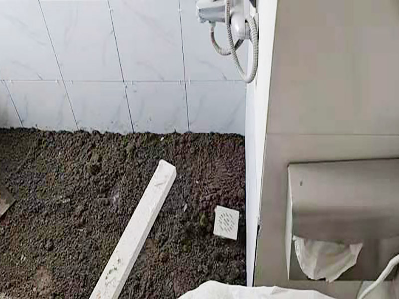 地面貼磚施工：鋪貼前，先將所鋪平面表面的塵土、雜物等徹底清掃干凈，平面不能有空鼓、開裂和起砂等現(xiàn)象，如果存在這些現(xiàn)象，要先進行修復處理，在鋪設瓷磚。瓷磚的鋪貼，要選用1:3干硬性水泥砂漿，砂漿的厚度要在25mm左右。把瓷磚按照要求放在水泥砂漿上，用橡皮錘輕輕敲擊瓷磚的表面，直至瓷磚鋪貼平整。鋪貼完瓷磚后，要進行勾縫處理，先清理干凈瓷磚縫隙里的雜質(zhì)，再用專用填縫劑進行勾縫處理。鋪貼瓷磚的過程中，可以一邊鋪貼，一邊進行簡單的清理。在鋪貼完24小時后，再用棉布等對瓷磚的表面再進行一次清理。