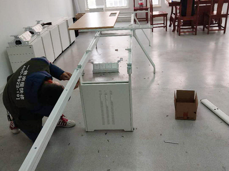 房屋局部改造裝修:一是開裂剝落，因為年代已久，墻面表層老化變脆，當然也有使用劣質(zhì)涂料導致這種問題發(fā)生。 二是發(fā)霉，常見于比較潮濕的地方，墻體等部位一旦發(fā)霉，以前的石膏底可能由于水汽都有空鼓脫殼。 三是粉化，施工溫度低、墻粉稀釋過量、施工涂層太薄、沒有使用底漆、底材疏松等，都可能導致粉。 四是光澤上升，頻繁的擦洗、物體擦過墻面、涂料耐擦洗性能差都會導致墻面被打磨光滑，使表面光澤度增加。