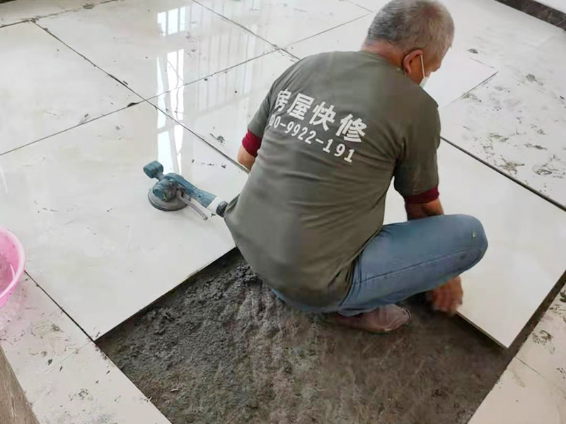 客廳地磚鋪貼：室內地面的基層一定要處理干凈，如果有高低不平的地方要先鑿平與修補，基層要清潔好，不能夠有砂漿、白灰砂漿灰、油漬等，同時用水濕潤地面。如果鋪貼的是瓷質磚，那一定要安放好標準塊，將其安放在十字線的交點，對角安裝。在進行鋪裝操作的時候要每行依次的掛線，瓷質磚地面鋪裝后的養(yǎng)護十分重要，在安裝24小時之后一定要灑水進行養(yǎng)護，等鋪貼完成之后要覆蓋鋸末養(yǎng)護。瓷磚一定要浸水陰干，避免影響到凝結櫻花，導致發(fā)生空鼓和起殼等問題，鋪貼完成之后的2到3天內不能夠踩踏。