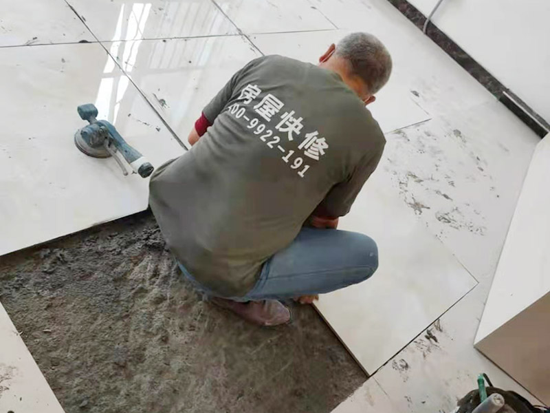 客廳地磚鋪貼：室內地面的基層一定要處理干凈，如果有高低不平的地方要先鑿平與修補，基層要清潔好，不能夠有砂漿、白灰砂漿灰、油漬等，同時用水濕潤地面。如果鋪貼的是瓷質磚，那一定要安放好標準塊，將其安放在十字線的交點，對角安裝。在進行鋪裝操作的時候要每行依次的掛線，瓷質磚地面鋪裝后的養(yǎng)護十分重要，在安裝24小時之后一定要灑水進行養(yǎng)護，等鋪貼完成之后要覆蓋鋸末養(yǎng)護。瓷磚一定要浸水陰干，避免影響到凝結櫻花，導致發(fā)生空鼓和起殼等問題，鋪貼完成之后的2到3天內不能夠踩踏。