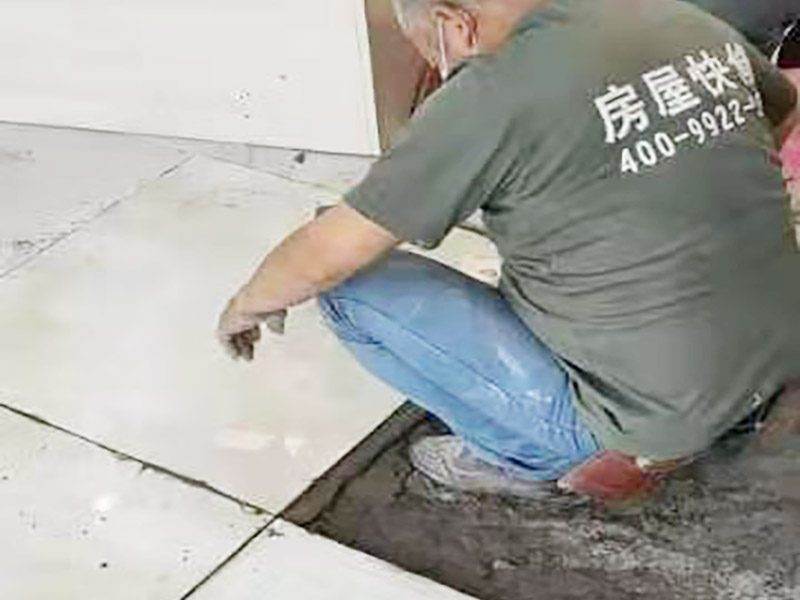客廳地磚鋪貼：室內地面的基層一定要處理干凈，如果有高低不平的地方要先鑿平與修補，基層要清潔好，不能夠有砂漿、白灰砂漿灰、油漬等，同時用水濕潤地面。如果鋪貼的是瓷質磚，那一定要安放好標準塊，將其安放在十字線的交點，對角安裝。在進行鋪裝操作的時候要每行依次的掛線，瓷質磚地面鋪裝后的養(yǎng)護十分重要，在安裝24小時之后一定要灑水進行養(yǎng)護，等鋪貼完成之后要覆蓋鋸末養(yǎng)護。瓷磚一定要浸水陰干，避免影響到凝結櫻花，導致發(fā)生空鼓和起殼等問題，鋪貼完成之后的2到3天內不能夠踩踏。