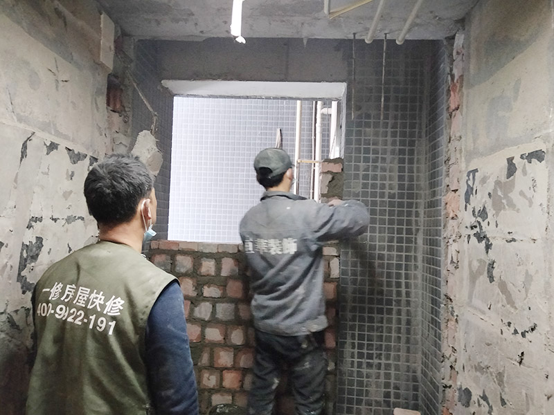 門洞砌磚施工：首先準(zhǔn)備好材料，門洞一定要做頂梁，所以鋼筋不能少。沙子要中沙、河沙。水泥注意保質(zhì)期。磚最好用輕質(zhì)磚。攪拌好水泥沙后，開始砌墻。要先訂好門洞兩邊的磚的位置，先砌好他們，再在此基礎(chǔ)上砌就很快了。