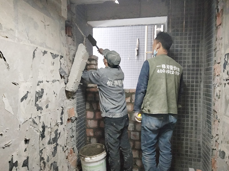 門洞砌磚施工：首先準(zhǔn)備好材料，門洞一定要做頂梁，所以鋼筋不能少。沙子要中沙、河沙。水泥注意保質(zhì)期。磚最好用輕質(zhì)磚。攪拌好水泥沙后，開始砌墻。要先訂好門洞兩邊的磚的位置，先砌好他們，再在此基礎(chǔ)上砌就很快了。