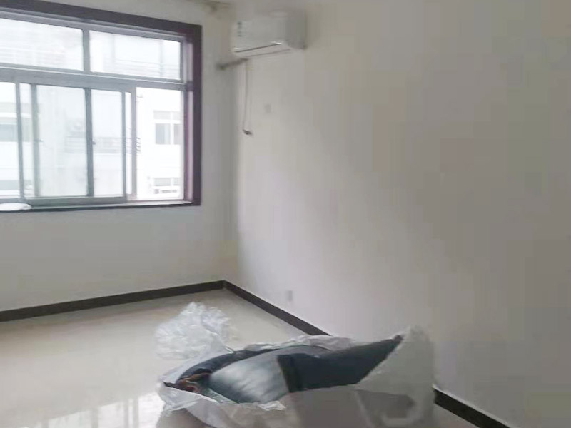 墻面翻新裝修：墻面如果出現(xiàn)細(xì)微白色粉末，說明墻內(nèi)鹽分在析出，這時(shí)候建議大家可以用尼龍刷或鐵刷將其刷除，在觀察幾天，確定不再有白色粉末析出，且待水泥墻面干燥磨平，便可上漆。若水泥墻表面白色粉末多且不斷析出，將其清理后，可先上一道墻面底漆，預(yù)防日后鹽分侵蝕，形成壁癌。也不要在三個(gè)月內(nèi)使用油性涂料或不透水的壁紙涂刷或裝修。用批土刀來修整墻體的表面，有的墻面會(huì)出現(xiàn)污漬、開裂、起泡等現(xiàn)象，都要及時(shí)做處理。墻面涂刷的時(shí)候應(yīng)該先從頂部開始再往下刷，否則會(huì)造成油漆滴落弄花已完成的墻面。