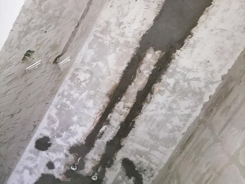 墻內(nèi)水管安裝維修：首先要根據(jù)自己家里的衛(wèi)生間的布局,確定墻排馬桶的安裝位置,再弄好排水管。整個(gè)隱蔽式水箱的安裝過程相對(duì)來說是簡單的,整個(gè)過程大約6個(gè)小時(shí)就可以了。為了安裝入墻水管過程中不必要的浪費(fèi)行為，安裝人員應(yīng)量好所需管材的長度進(jìn)行切割。管材切割采用專用管剪切斷，管剪刀片卡口應(yīng)調(diào)整到與所切割管徑相符，旋轉(zhuǎn)切斷時(shí)應(yīng)均勻加力，斷管時(shí)，斷面應(yīng)同管軸線垂直，切斷后，斷口整圓截面無毛刺。