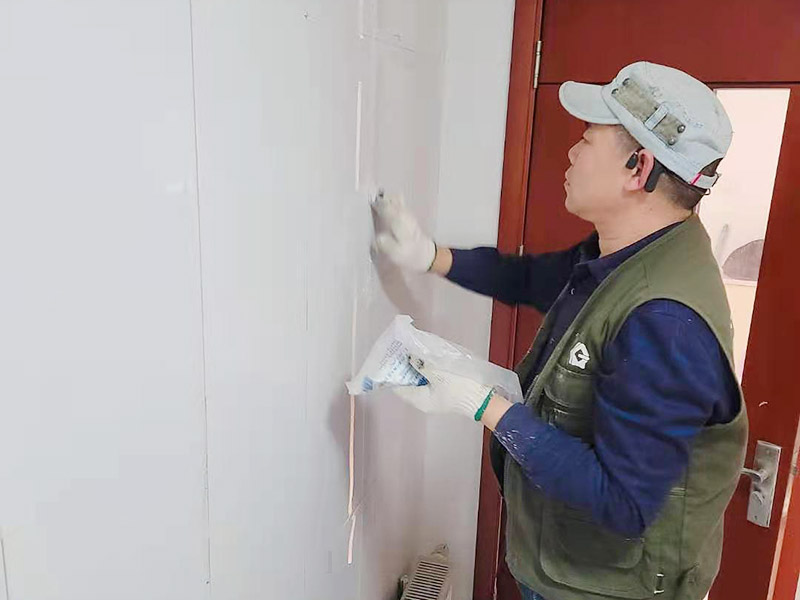 墻磚起翹維修：當瓷磚起翹了我們要將其他的瓷磚全部都拆卸下來，并且要保證瓷磚底下的基層干凈干燥，接著根據相應的比例調和水泥和黃沙。 在攪拌的時候可以利用攪拌泵將兩者攪拌均勻，鋪設地磚的水泥應該要用425以上的水泥沙子，選擇粗紗根據1:2的比例進行調配，同時要預留一毫米的伸縮縫。 接著將攪拌好的材料倒入空格中鋪上一層攪拌好的砂漿，厚度按照周圍的程度為基準，避免出現鋪設過高或者過低的情況，最后再將瓷磚放上去，輕輕的壓實，直到和周圍一個高度就行了。