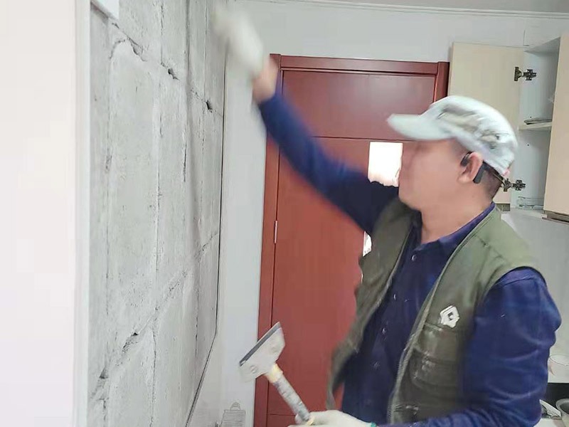 墻磚起翹維修：當瓷磚起翹了我們要將其他的瓷磚全部都拆卸下來，并且要保證瓷磚底下的基層干凈干燥，接著根據相應的比例調和水泥和黃沙。 在攪拌的時候可以利用攪拌泵將兩者攪拌均勻，鋪設地磚的水泥應該要用425以上的水泥沙子，選擇粗紗根據1:2的比例進行調配，同時要預留一毫米的伸縮縫。 接著將攪拌好的材料倒入空格中鋪上一層攪拌好的砂漿，厚度按照周圍的程度為基準，避免出現鋪設過高或者過低的情況，最后再將瓷磚放上去，輕輕的壓實，直到和周圍一個高度就行了。
