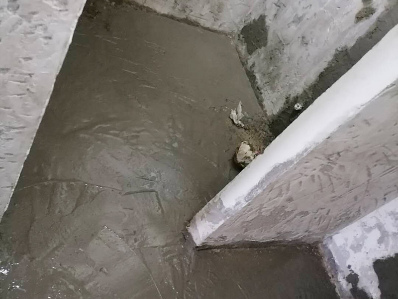 衛(wèi)生間防水維修: 鏟除原有的墻磚和地磚，這個(gè)步驟主要是針對(duì)老房二次裝修的，如果是新房可以跳過這個(gè)步驟，一般使用灰刀就可以，刮板也可以將原有的地磚鏟除掉。墻面將水電改造開槽用水泥封堵基層清理，細(xì)部附加層施工，在管根、地漏、陰陽(yáng)角、等容易漏水的薄弱部位均勻涂刷，涂刷防水涂料兩遍，縱向橫向各涂刷一遍，做保護(hù)層，待防水干燥后放水做48小時(shí)閉水試驗(yàn)。
