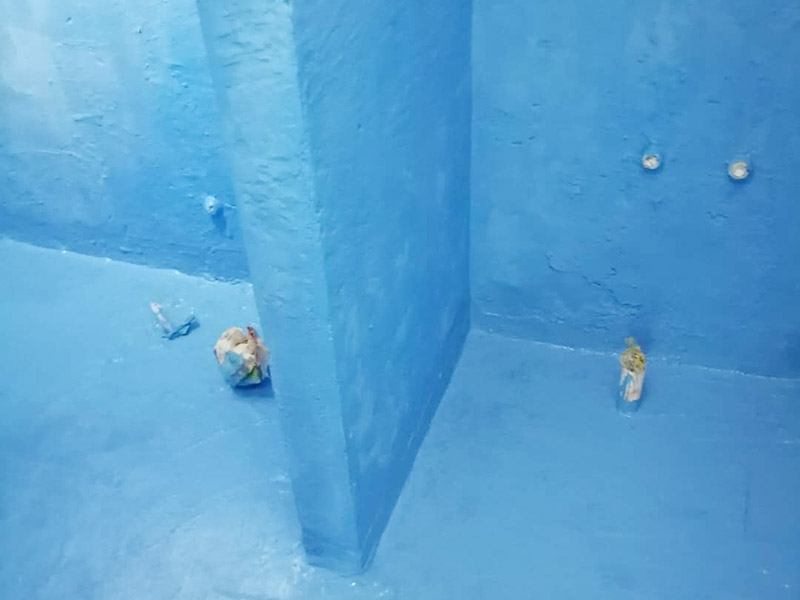 衛(wèi)生間防水維修: 鏟除原有的墻磚和地磚，這個(gè)步驟主要是針對(duì)老房二次裝修的，如果是新房可以跳過這個(gè)步驟，一般使用灰刀就可以，刮板也可以將原有的地磚鏟除掉。墻面將水電改造開槽用水泥封堵基層清理，細(xì)部附加層施工，在管根、地漏、陰陽(yáng)角、等容易漏水的薄弱部位均勻涂刷，涂刷防水涂料兩遍，縱向橫向各涂刷一遍，做保護(hù)層，待防水干燥后放水做48小時(shí)閉水試驗(yàn)。
