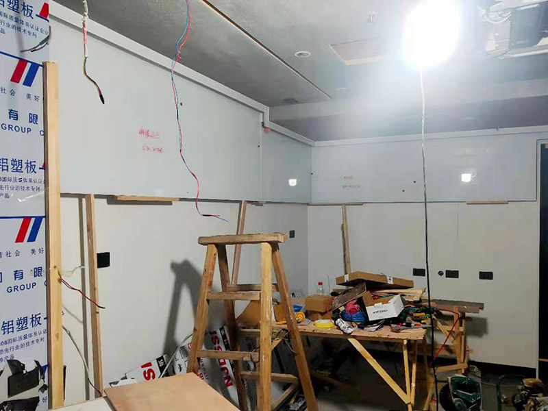 門店局部改造裝修：店鋪內(nèi)是要擺放各種商品的，因此店鋪的內(nèi)部一定要合理的布局，專業(yè)的設(shè)計(jì)師都知道要進(jìn)行合理的內(nèi)部設(shè)計(jì)，最好是設(shè)計(jì)成柜臺(tái)或者是墻掛，這樣就可以令商品整齊有序的展示出來，讓消費(fèi)者更好的挑選商品，提高銷售業(yè)績 店鋪裝修中的燈光設(shè)計(jì)是必不可少的，要保證燈光的數(shù)量恰到好處，節(jié)約用電的同時(shí)保證照明效果。