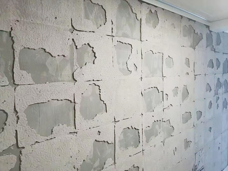 墻磚拆除維修：先把地面上的東西全搬出去，然后戴上手套和防護(hù)眼鏡，用錘子把一塊瓷磚敲碎，再用扁的鑿子往里撬，一片一片慢慢鑿，這種方法費(fèi)力費(fèi)時(shí)。用小型的電鎬或瓷磚鏟除機(jī)就能輕輕松松完成任務(wù)。