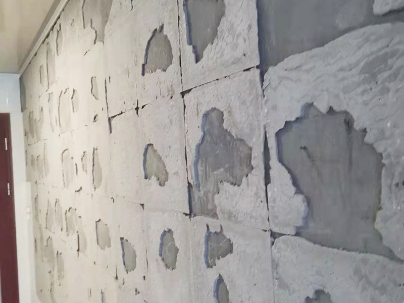墻磚拆除維修：先把地面上的東西全搬出去，然后戴上手套和防護(hù)眼鏡，用錘子把一塊瓷磚敲碎，再用扁的鑿子往里撬，一片一片慢慢鑿，這種方法費(fèi)力費(fèi)時(shí)。用小型的電鎬或瓷磚鏟除機(jī)就能輕輕松松完成任務(wù)。