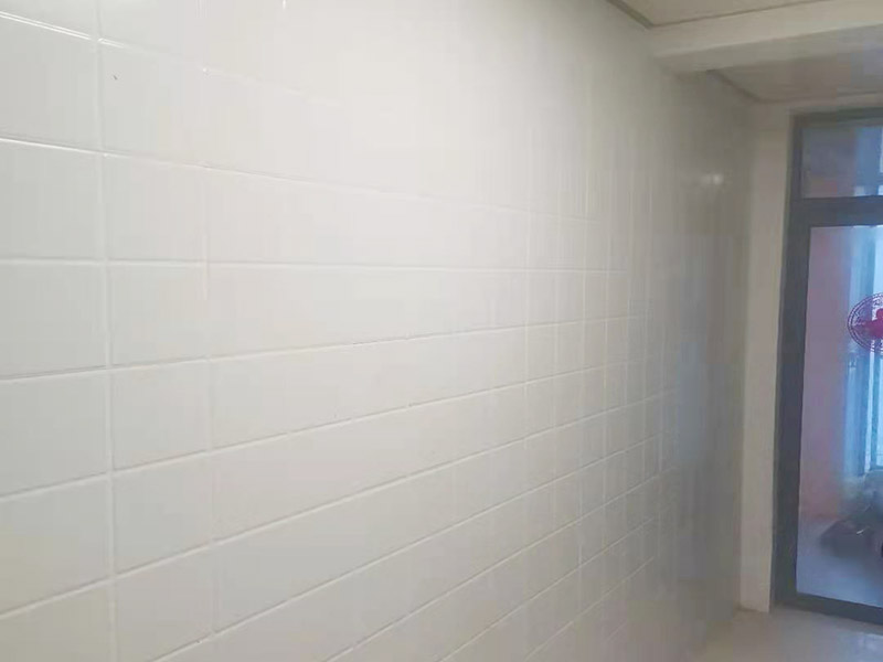 墻磚拆除維修：先把地面上的東西全搬出去，然后戴上手套和防護(hù)眼鏡，用錘子把一塊瓷磚敲碎，再用扁的鑿子往里撬，一片一片慢慢鑿，這種方法費(fèi)力費(fèi)時(shí)。用小型的電鎬或瓷磚鏟除機(jī)就能輕輕松松完成任務(wù)。