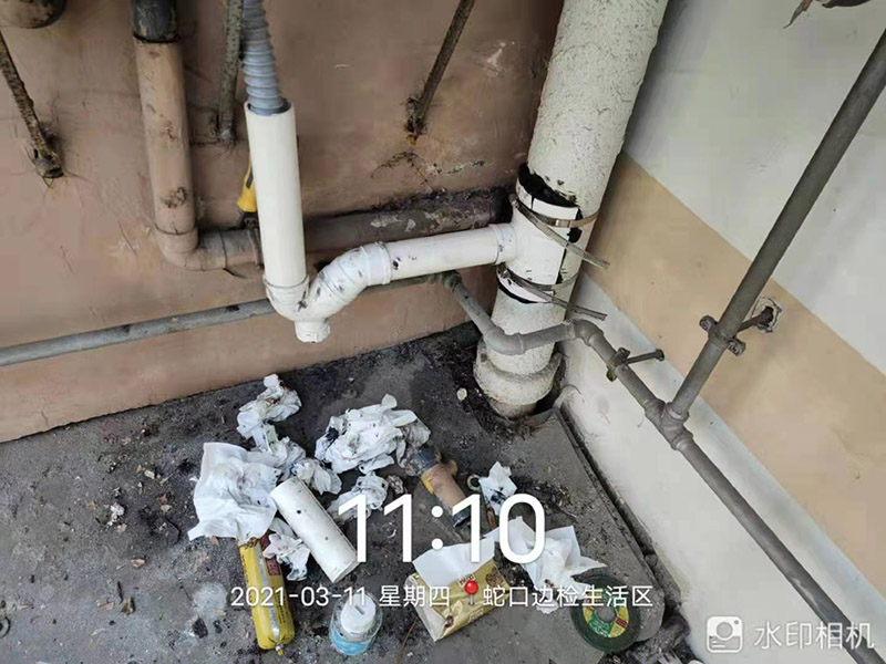 外墻水管改造維修：確定管道的走向和高度。接下來用云石機開槽。根據(jù)需要裁剪出各種長度的管材，待用。熱熔機加熱，綠燈變成紅燈時把管材放進去連接。放管，安裝管卡。15mm冷水管間隔應小于0.6m，熱水管為0.25米。20mm冷水管應小于0.6米，熱水管應小于0.3米。用料漿填槽抹平即可。