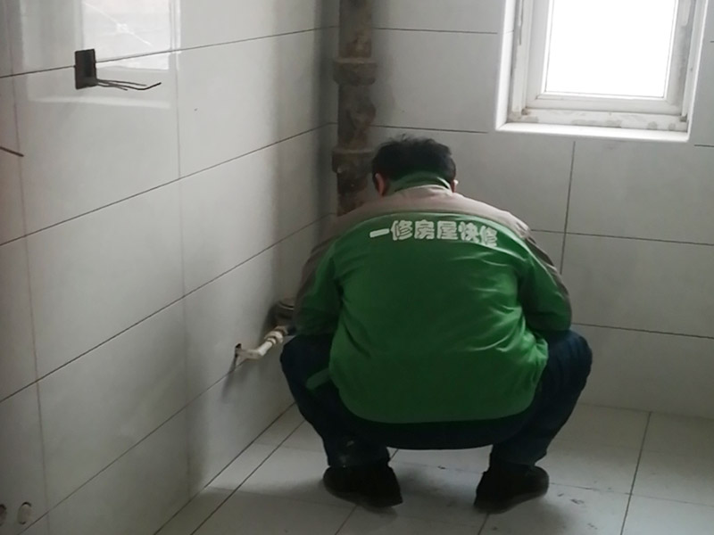 衛(wèi)生間貼磚施工：一是墻磚應從下向上鋪貼,且一面墻不能一次貼到頂,接縫一般為1~3毫米;二是鋪貼前要先處理墻面的平整,處理裂縫;三是粘結材料的涂抹要中間稍高于四周,用橡膠錘敲擊表面以固定,這樣一來可以避免空氣積存于粘結層中。同時要進行水平檢測;四是粘結材料要挑和適當,一般墻面水泥與沙比例為1:4,地面水泥與沙比例為1:32. 地面要打平。 注意的是防水層的處理。在廚廁之些地方的墻面更應高度注意。因為更換瓷片通常會破壞原有水泥沙槳防水層。補救辦法是在貼設瓷磚前先打一層瀝青防水層。