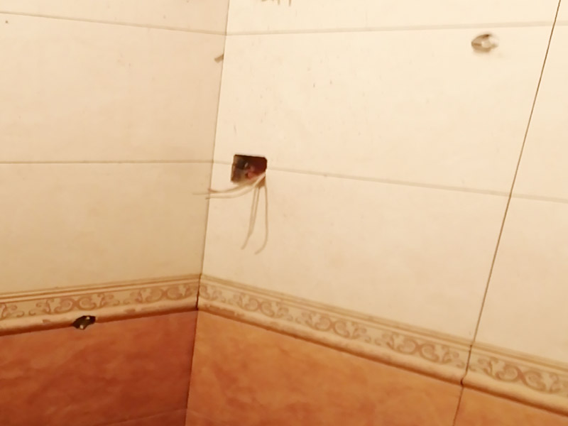 衛(wèi)生間貼磚施工：一是墻磚應從下向上鋪貼,且一面墻不能一次貼到頂,接縫一般為1~3毫米;二是鋪貼前要先處理墻面的平整,處理裂縫;三是粘結材料的涂抹要中間稍高于四周,用橡膠錘敲擊表面以固定,這樣一來可以避免空氣積存于粘結層中。同時要進行水平檢測;四是粘結材料要挑和適當,一般墻面水泥與沙比例為1:4,地面水泥與沙比例為1:32. 地面要打平。 注意的是防水層的處理。在廚廁之些地方的墻面更應高度注意。因為更換瓷片通常會破壞原有水泥沙槳防水層。補救辦法是在貼設瓷磚前先打一層瀝青防水層。