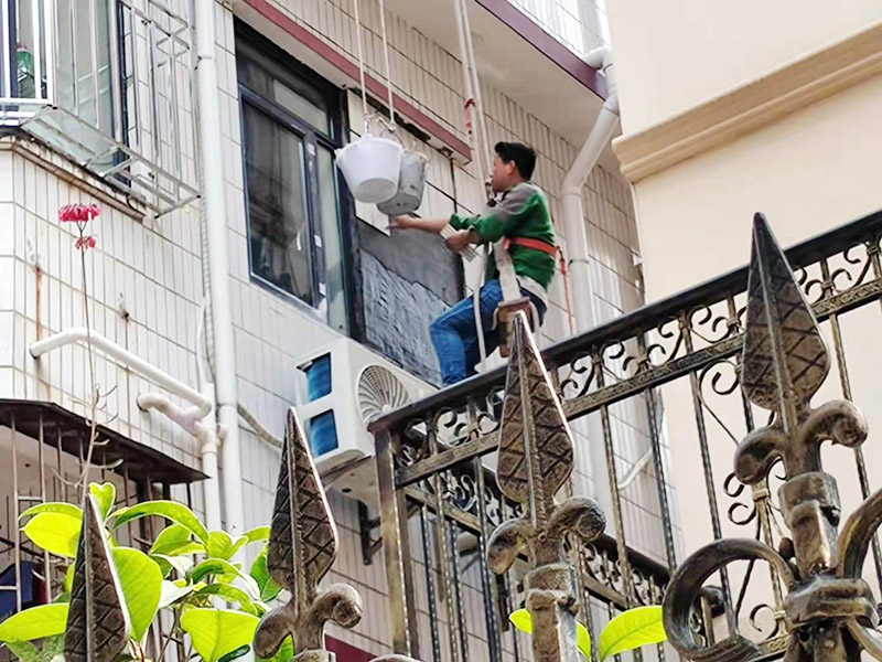 外墻瓷磚修補(bǔ)：將破損墻磚取出，用切割機(jī)在離損壞的墻磚的四周5到6毫米處切槽，用切割刀將墻磚縫的水泥稍微刮下一些，再用切割刀吧墻磚表面的釉面劃開一道口，以便把墻磚敲碎取出，用錘子把墻磚敲碎后取下來，如果水泥粘得太牢，可以用錘子和鏨子把破損的墻磚剔下。 將磚上的砂漿全部刮干凈，然后在107膠中加入適量的水泥，并攪拌成糊狀。然后在瓷磚的背面涂上薄薄的一層，再將瓷磚粘到之前粘貼的墻面，一會功夫就可粘牢。給瓷磚填縫，按照比例調(diào)勻瓷磚填縫劑，用海綿抹刀將填縫劑抹到墻磚之間的縫隙中;填縫劑半干后，將海綿沾水，把多余的填縫劑擦掉，干燥后完成。