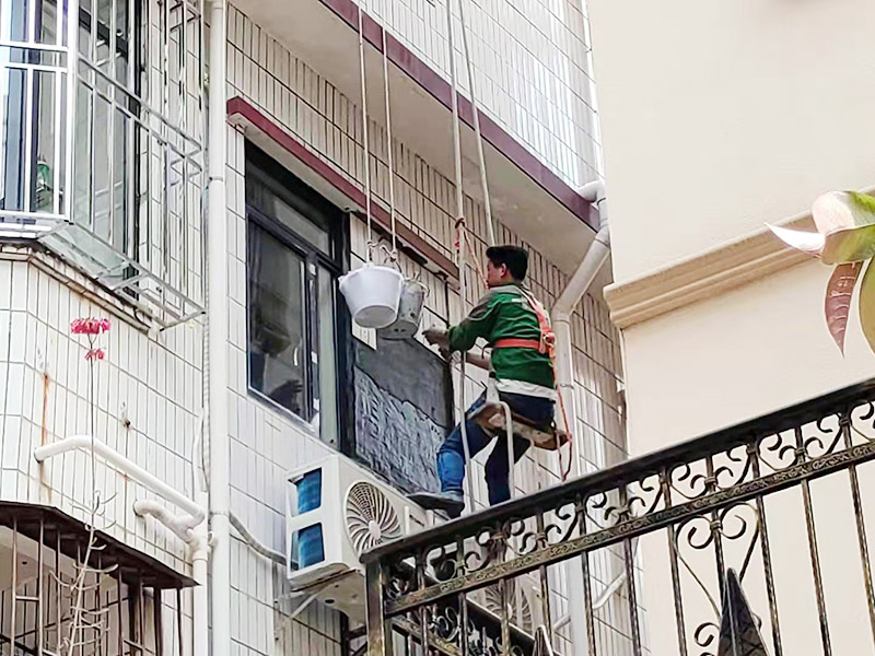 外墻瓷磚修補(bǔ)：將破損墻磚取出，用切割機(jī)在離損壞的墻磚的四周5到6毫米處切槽，用切割刀將墻磚縫的水泥稍微刮下一些，再用切割刀吧墻磚表面的釉面劃開一道口，以便把墻磚敲碎取出，用錘子把墻磚敲碎后取下來，如果水泥粘得太牢，可以用錘子和鏨子把破損的墻磚剔下。 將磚上的砂漿全部刮干凈，然后在107膠中加入適量的水泥，并攪拌成糊狀。然后在瓷磚的背面涂上薄薄的一層，再將瓷磚粘到之前粘貼的墻面，一會功夫就可粘牢。給瓷磚填縫，按照比例調(diào)勻瓷磚填縫劑，用海綿抹刀將填縫劑抹到墻磚之間的縫隙中;填縫劑半干后，將海綿沾水，把多余的填縫劑擦掉，干燥后完成。